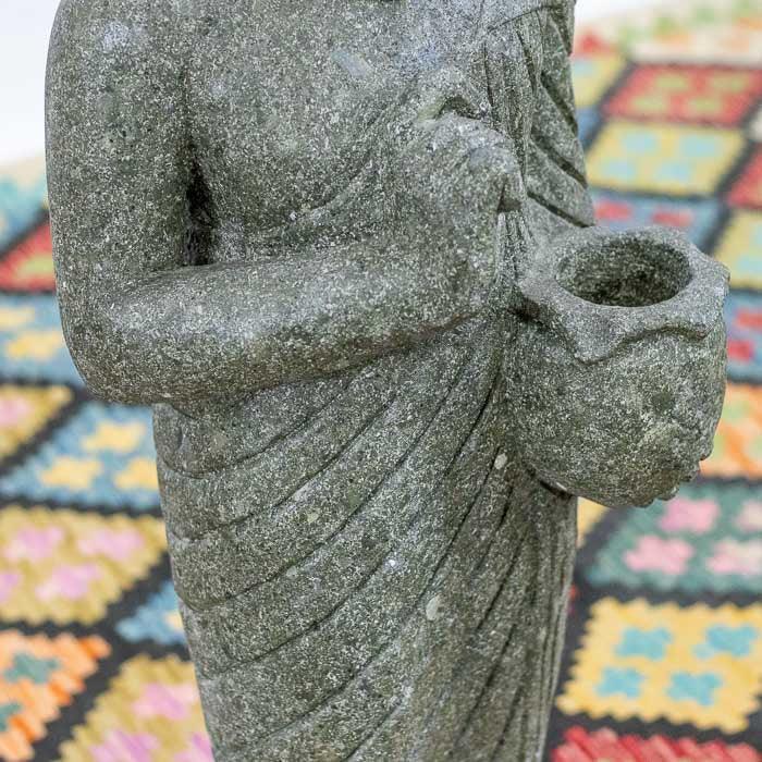 Estátua artesanal importada de Bali, Buda em pedra com manto drapeado.
