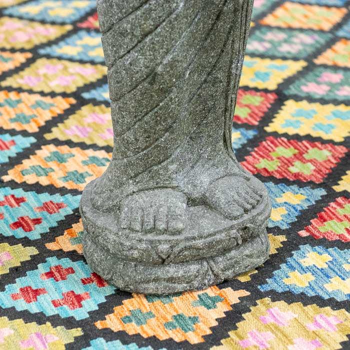 Buda feito à mão na Indonésia, ideal para criar um ambiente de meditação ao ar livre.