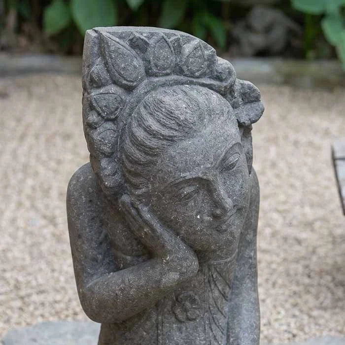 Estátuas Dewi esculpidas à mão com detalhes de adornos florais em trajes tradicionais balineses.