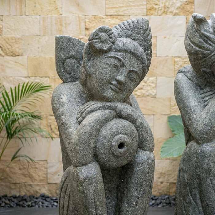 Escultura de fonte de água artesanal Deusa Dewi para decoração de jardim em pedra vulcânica.