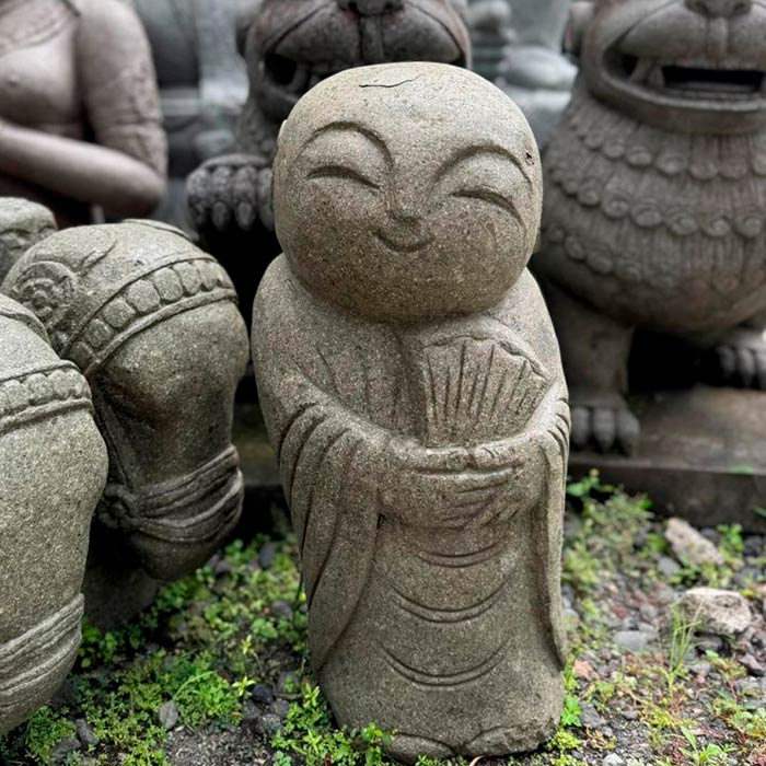 Monge decorativo de Bali posicionado em caminho de pedras para projetos de paisagismo.