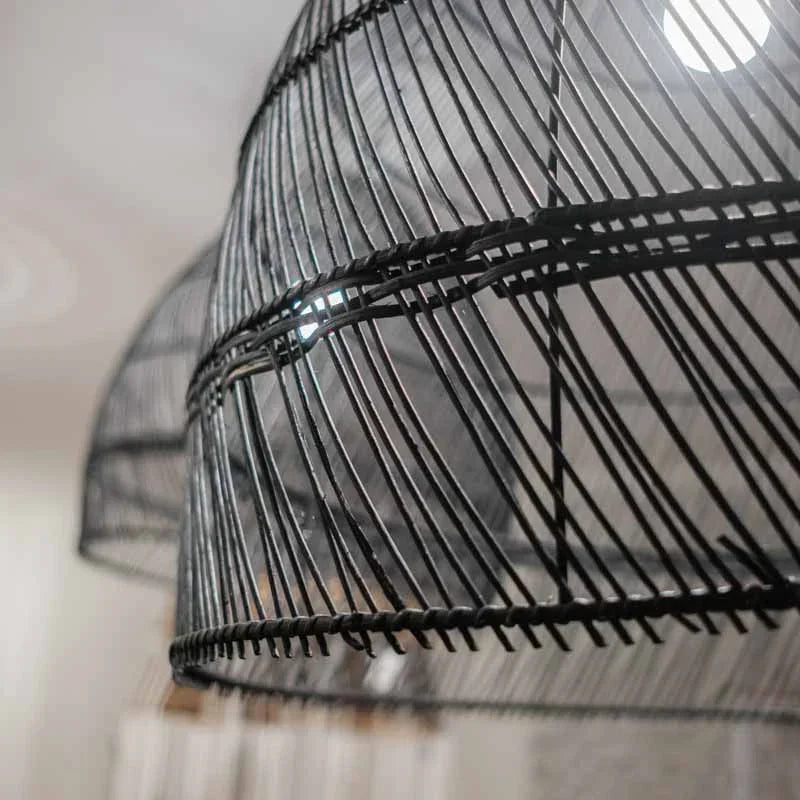 Luminária preta All Black de teto em fibras de rattan artesanal.