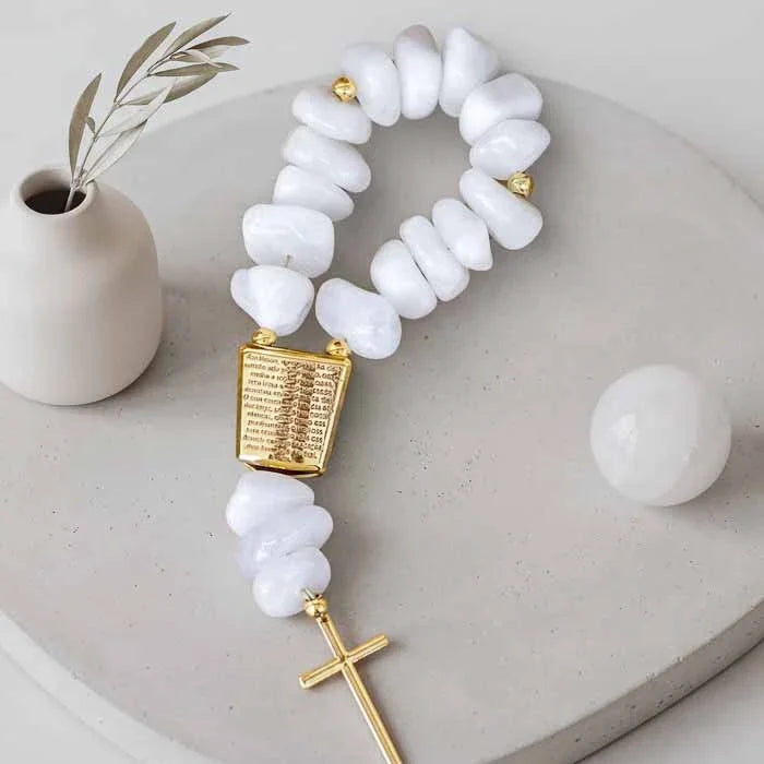 Mini terço decorativo de mesa feito de pedras roladas de quartzo branco com medalha gravada com o Pai Nosso.