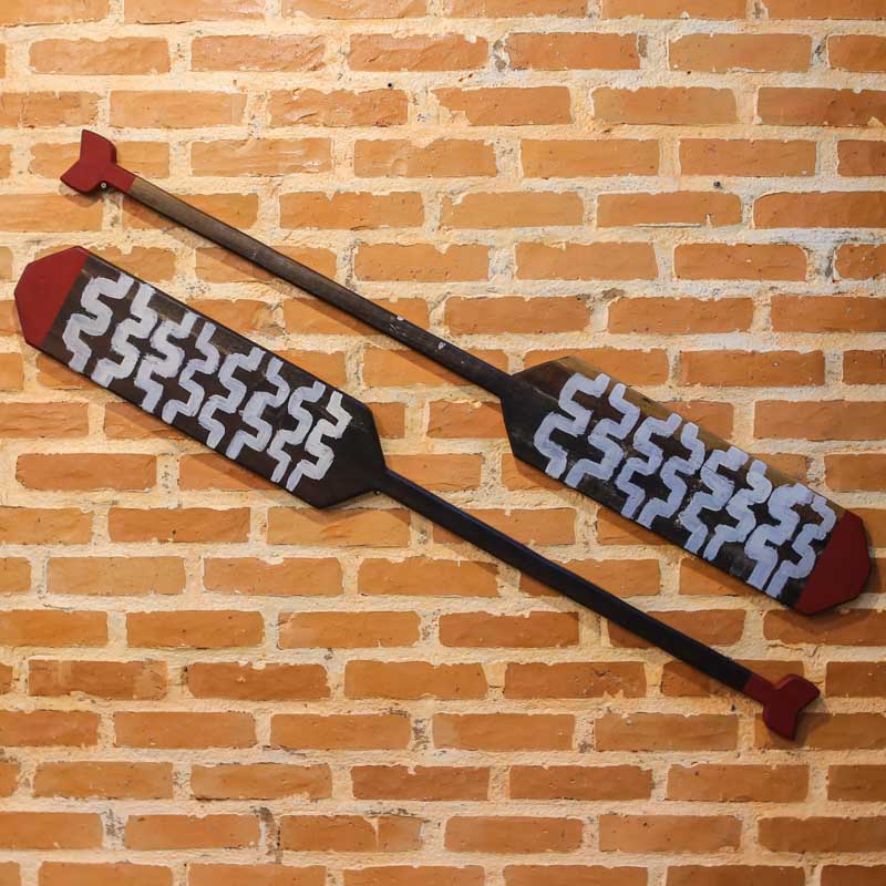Par de remos em estilo indígena com detalhes entalhados e textura rústica, ideais para decorações culturais e autênticas
