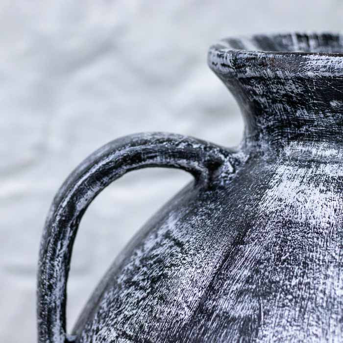 Peça artesanal exclusiva da Indonésia com formato bojudo e gargalo estreito, ideal para compor ambientes com estilo rústico chique.