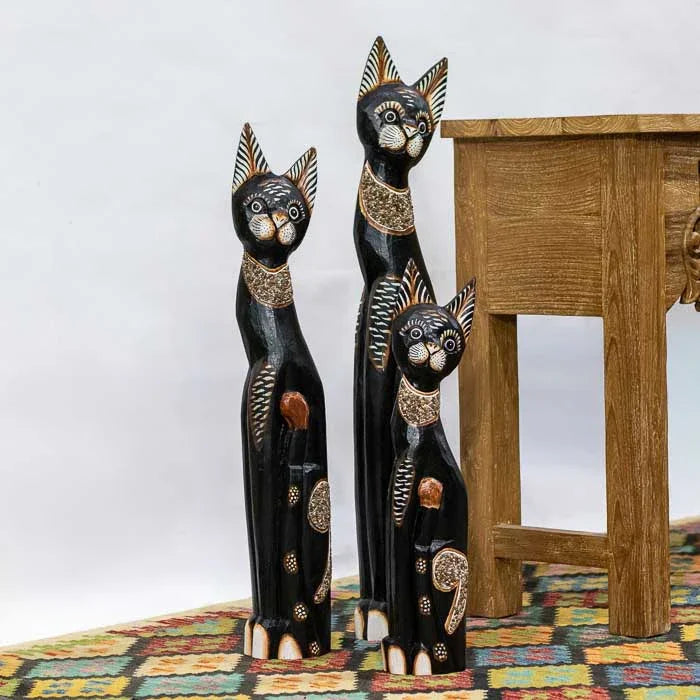 Trio Gatos Decorativos artesanais esculpidos à mão em madeira natural de Bali.