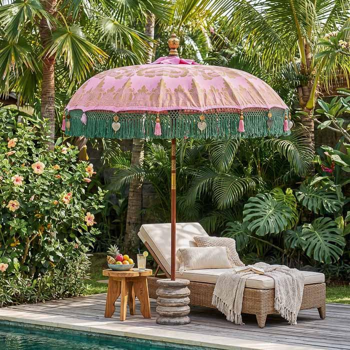 Guarda-sol decorativo oriental em tecido de algodão rosa e verde com pendentes de madrepérola e topo dourado.