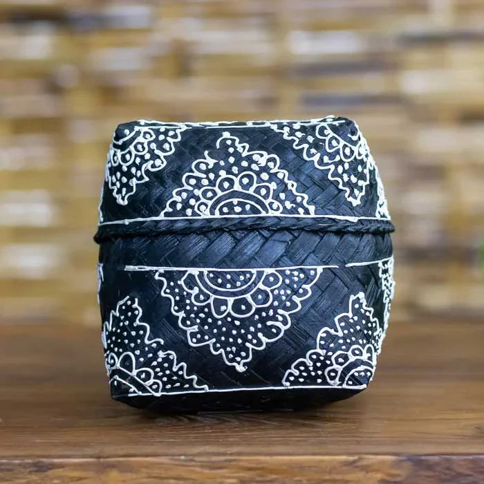 Objeto decorativo com acabamento étnico e traços artísticos em bambu.
