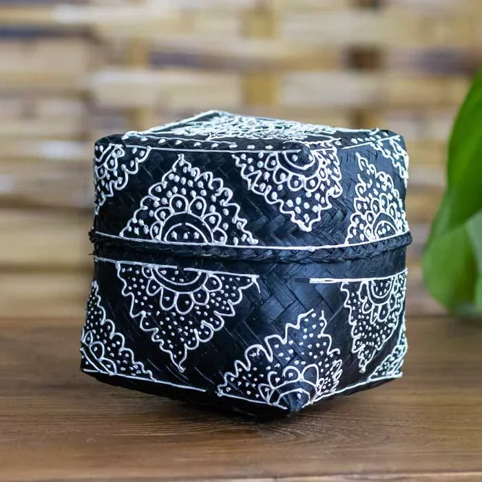 Caixa artesanal feita na Índia em bambu com pintura preta e arabescos.