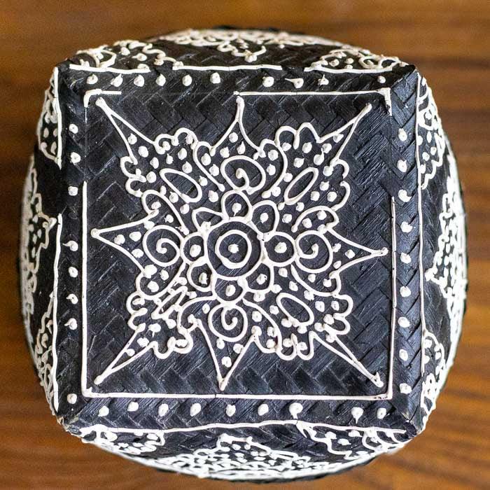 Objeto funcional e decorativo feito com bambu leve e detalhes artísticos.