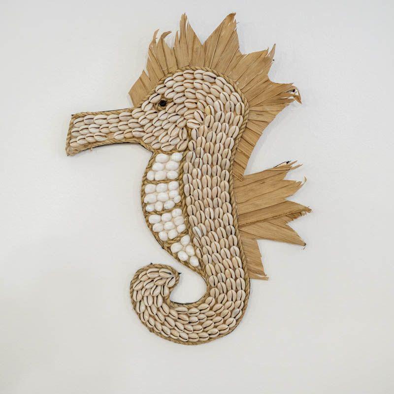 Peça de parede cavalo marinho em fibras naturais e búzios Bali.