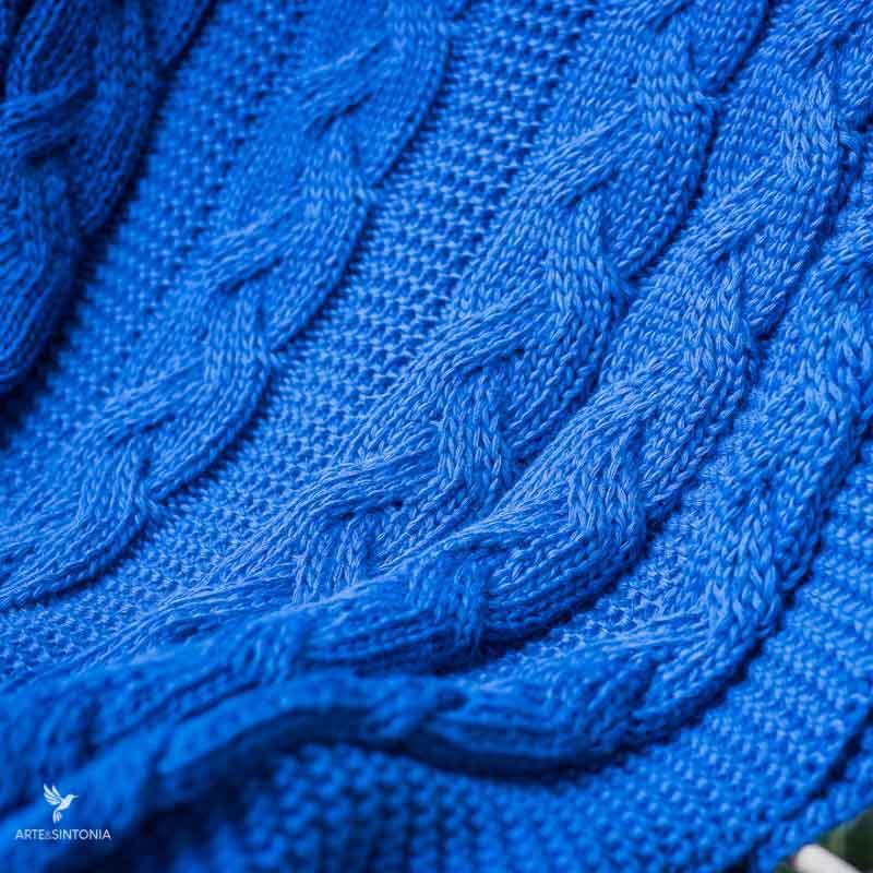 Manta blanket em tricô brasileiro marrom com acabamento canelado nas bordas e textura aconchegante.