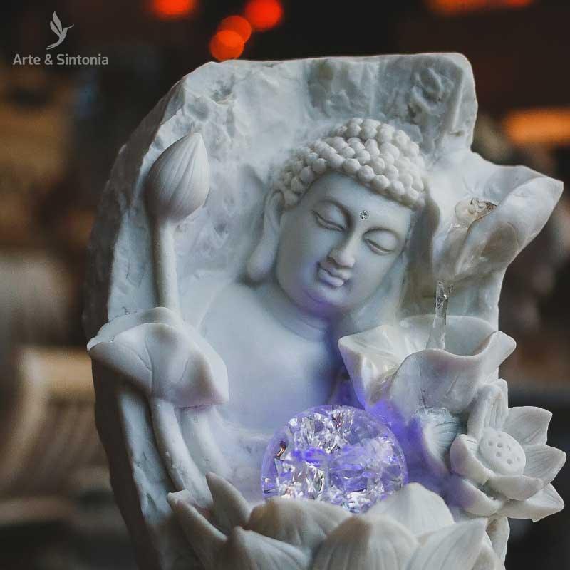 fonte pequena face rosto de buddha buda budismo budista decorativa decoracao decor ambiente zen divindade garden branco marmorite luz led