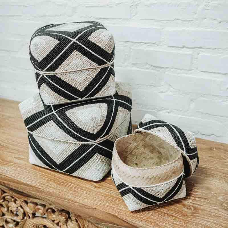 caixa decorativa utilitária bambu miçanga bali artesanato artesão balines balineses indonesia preto branco casa decoração lar home decor house decoration box