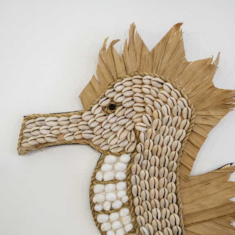 Decoração tropical em formato de cavalo marinho feita em Bali.