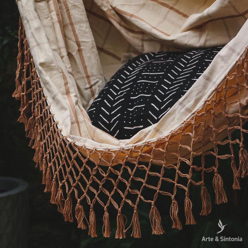 rede-descanso-com-listras-bege-marrom-decorativa-decoracao-home-decor-casa-artesintonia-balanço-artesanato-brasileiro-xadrez-minimalista