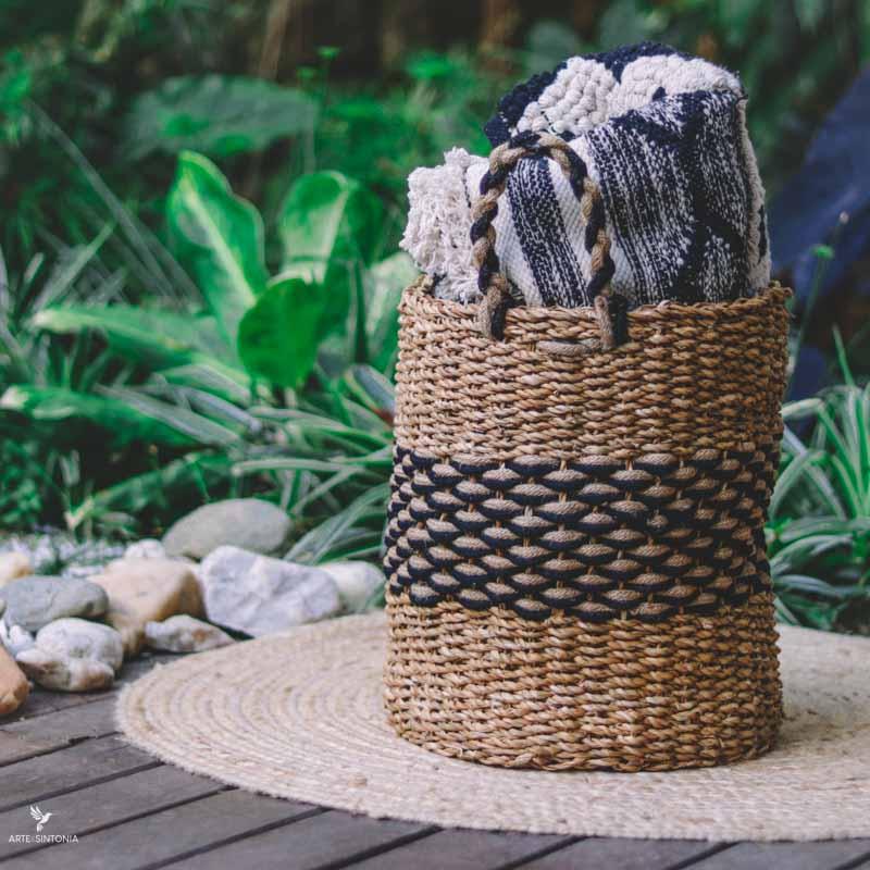 cesto cestaria fibra natural cilindro redondo alça preto artesanal decorativo boho chic home decor versatilidade artesintonia  5