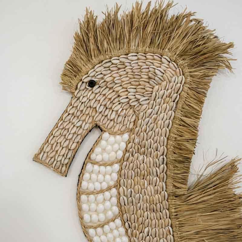 Cavalo marinho artesanal em búzios e fibras decorativas de Bali.