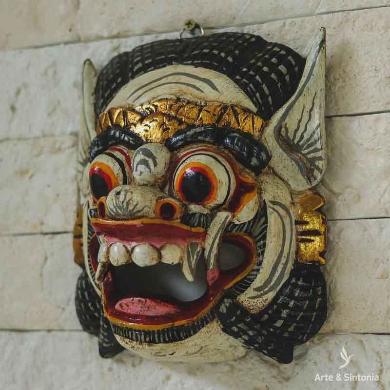 Máscara Barong vermelha entalhada à mão em madeira de Bali.