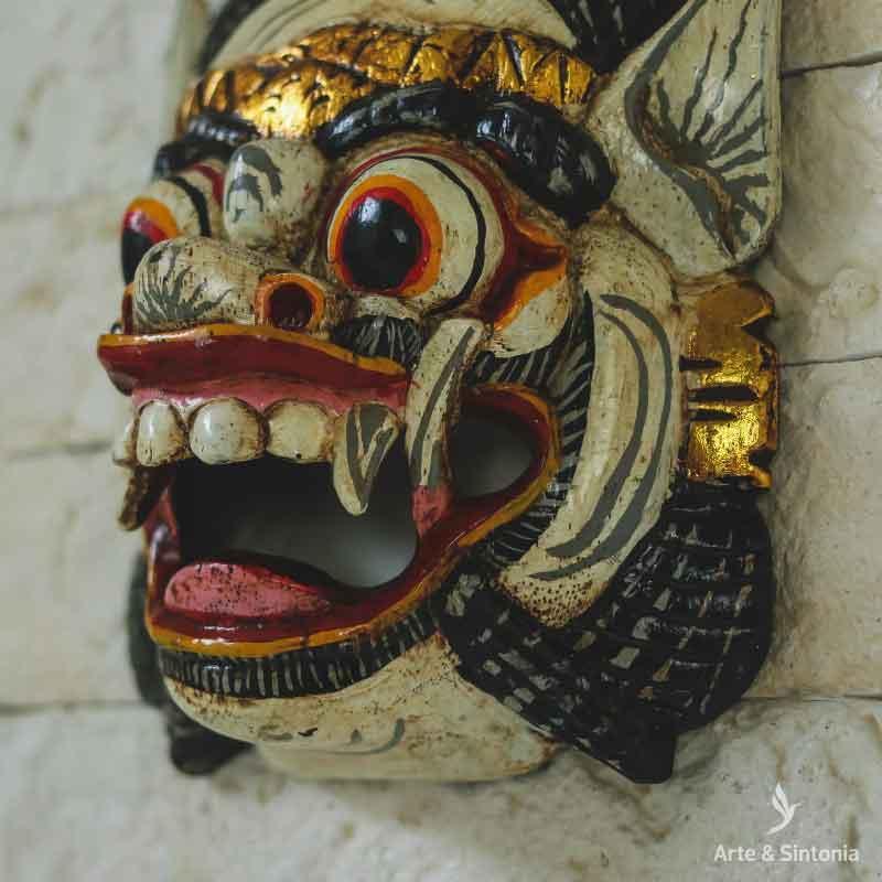 Máscara decorativa Barong em madeira artesanal balinesa.