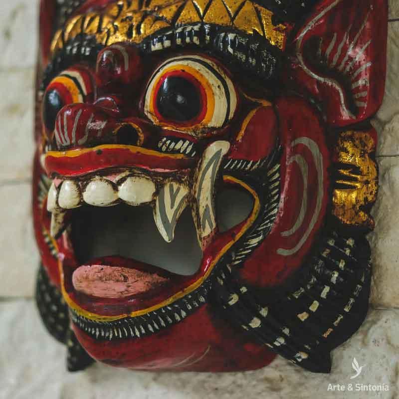 Máscara decorativa Barong artesanal em madeira natural Bali.