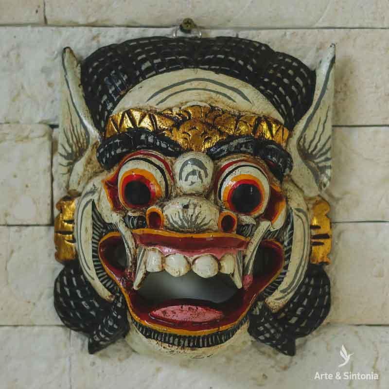 Máscara Barong branca em madeira artesanal cultural de Bali.
