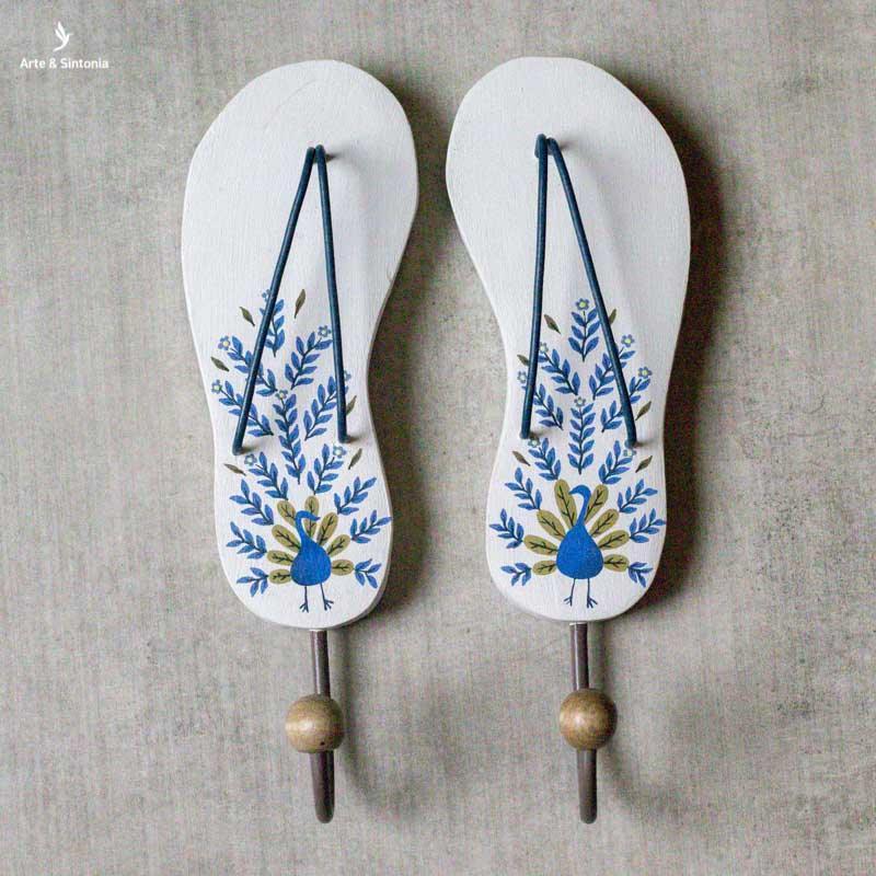 cabideiro artesanal madeira decoracao chinelos havaianas objetos decorativos casa ambientes quartos paredes artesanatos brasileiros home decor curral da cor mineiros artesintonia 6