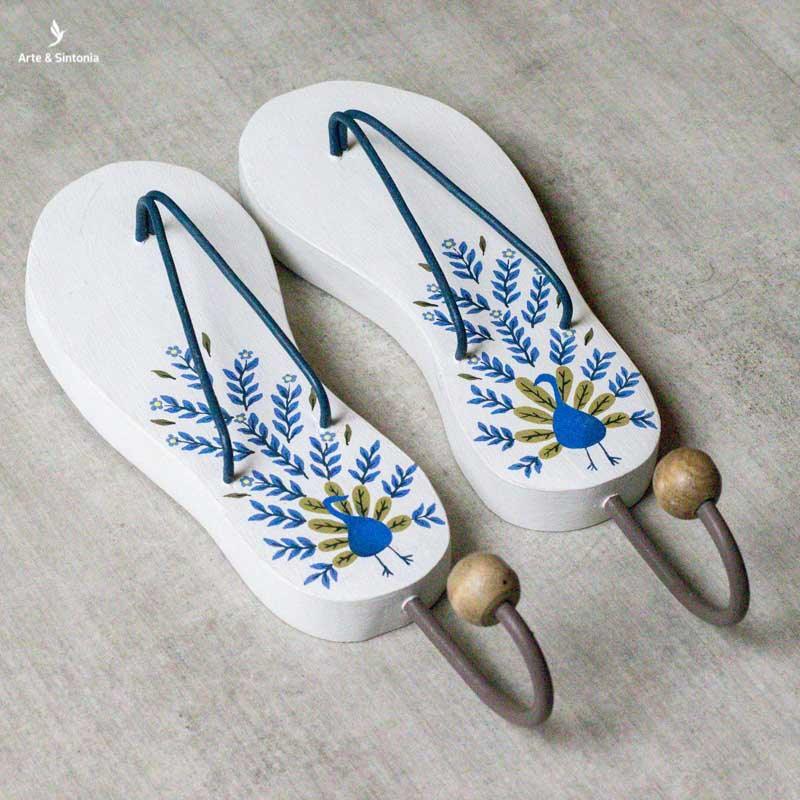 cabideiro artesanal madeira decoracao chinelos havaianas objetos decorativos casa ambientes quartos paredes artesanatos brasileiros home decor curral da cor mineiros artesintonia 7