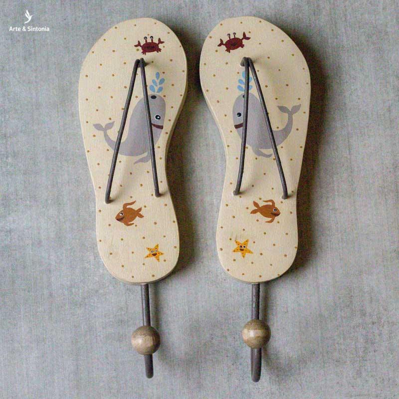 cabideiro artesanal madeira decoracao chinelos havaianas objetos decorativos casa ambientes quartos paredes artesanatos brasileiros home decor curral da cor mineiros artesintonia 8