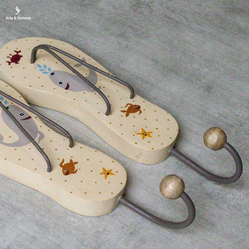 cabideiro artesanal madeira decoracao chinelos havaianas objetos decorativos casa ambientes quartos paredes artesanatos brasileiros home decor curral da cor mineiros artesintonia 9