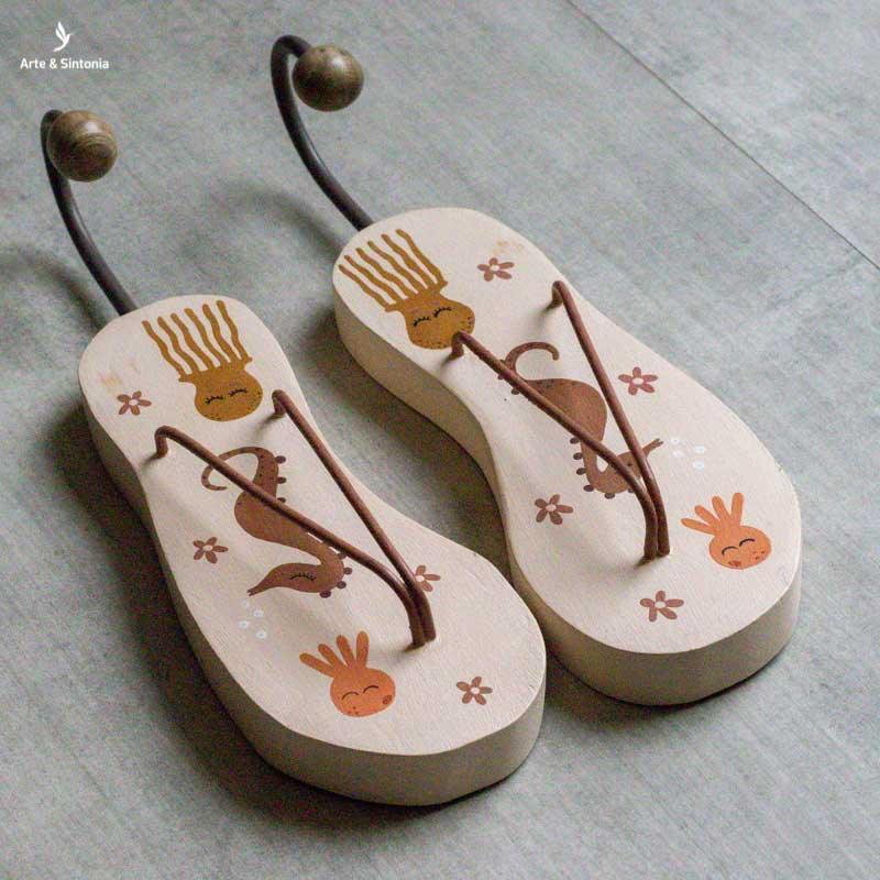 cabideiro artesanal madeira decoracao chinelos havaianas objetos decorativos casa ambientes quartos paredes artesanatos brasileiros home decor curral da cor mineiros artesintonia 12