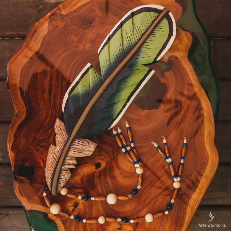 decorative-feather-wooden-art-home-decor-arte-mineira-pintura-madeira-handmade-curral-cor-cordao-micangas-1
