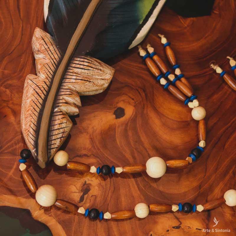 decorative-feather-wooden-art-home-decor-arte-mineira-pintura-madeira-handmade-curral-cor-cordao-micangas-2