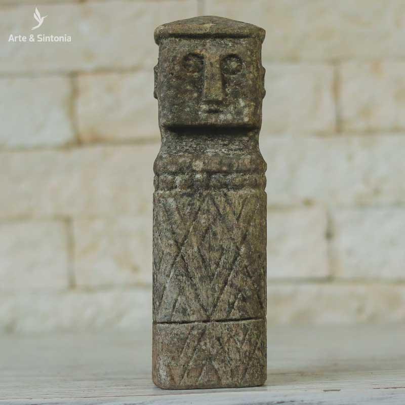 Escultura tribal entalhada em pedra artesanal com base rústica