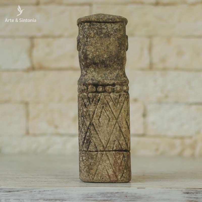 Arte tribal timorense em peça compacta com acabamento bruto