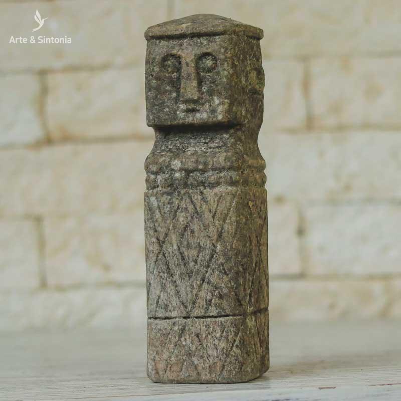 Peça decorativa de Timor com traços primitivos e forma vertical