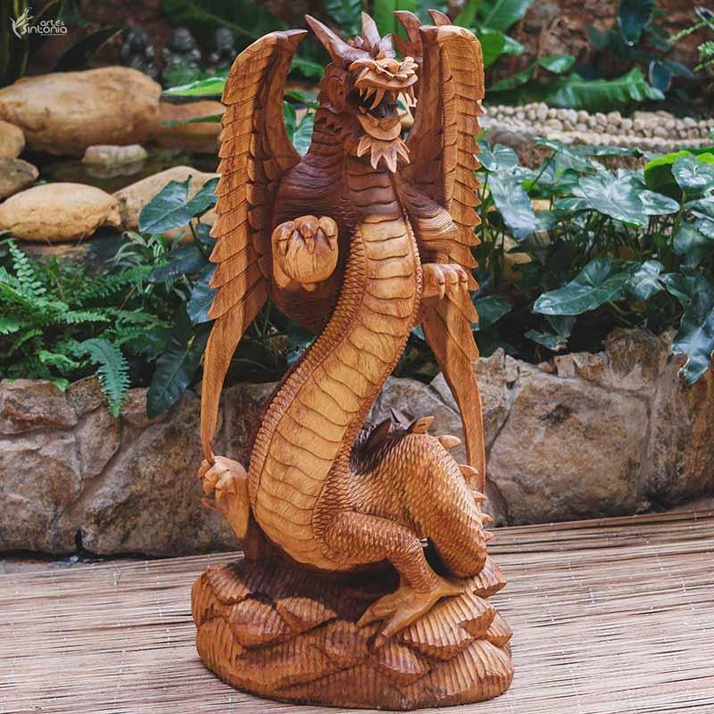 Escultura dragão de madeira para composição decorativa mitológica.