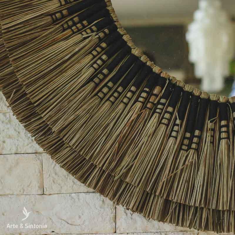 boho-round-natural-fiber-mirror-wall-art-bali-espelho-redondo-moldura-rustica-mandala-parede-palha-natural-desfiada-1espelho-fibras-naturais-boho-fibra-natural-artesintonia-decoracoes-artesintonia-bali-indonesia-redondo-80cm-4