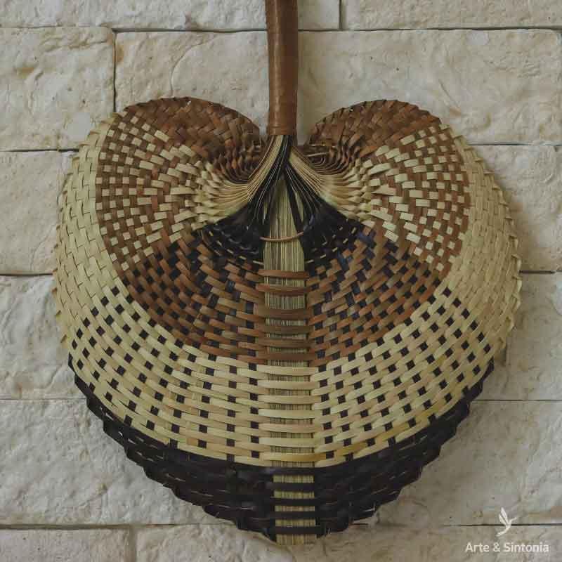 leque-pequeno-fibras-naturais-artesanal-artesanato-balines-bali-indonesia-artesintonia-2