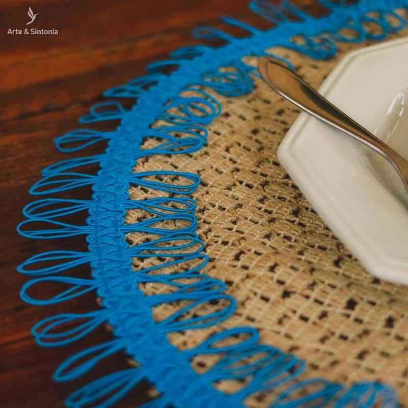 descanso-prato-natural-fiber-round-sousplat-redondo-azul-turquesa-juta-arte-brasileira