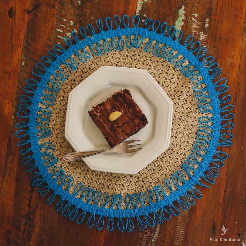 descanso-prato-natural-fiber-rustic-turquoise-round-sousplat-redondo-azul-turquesa-fibra-natural-juta-arte-brasileira