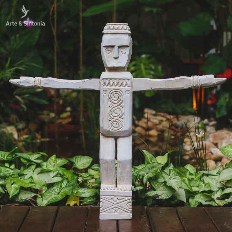 Suporte artesanal em madeira timorense para colares decorativos.