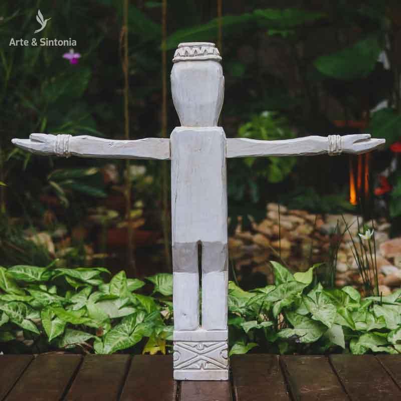 Porta colar exclusivo artesanal com entalhes primitivos de Timor.