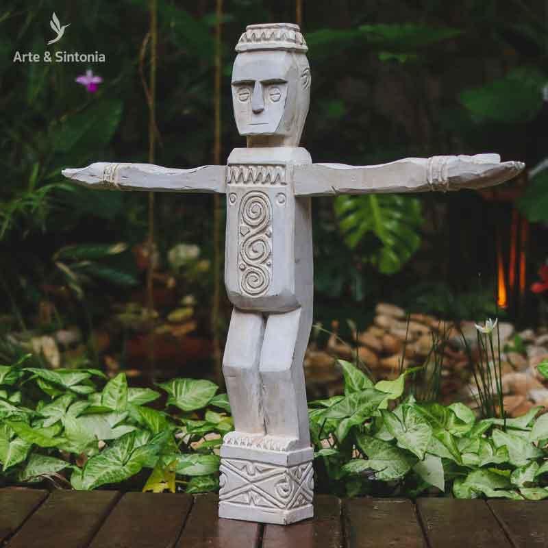 Porta colar primitivo artesanal em madeira entalhada de Timor.