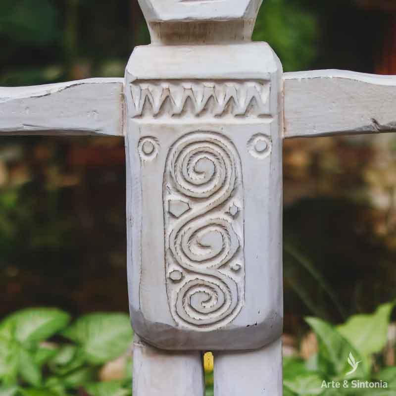 Objeto utilitário e decorativo: porta colar artesanal timorense.