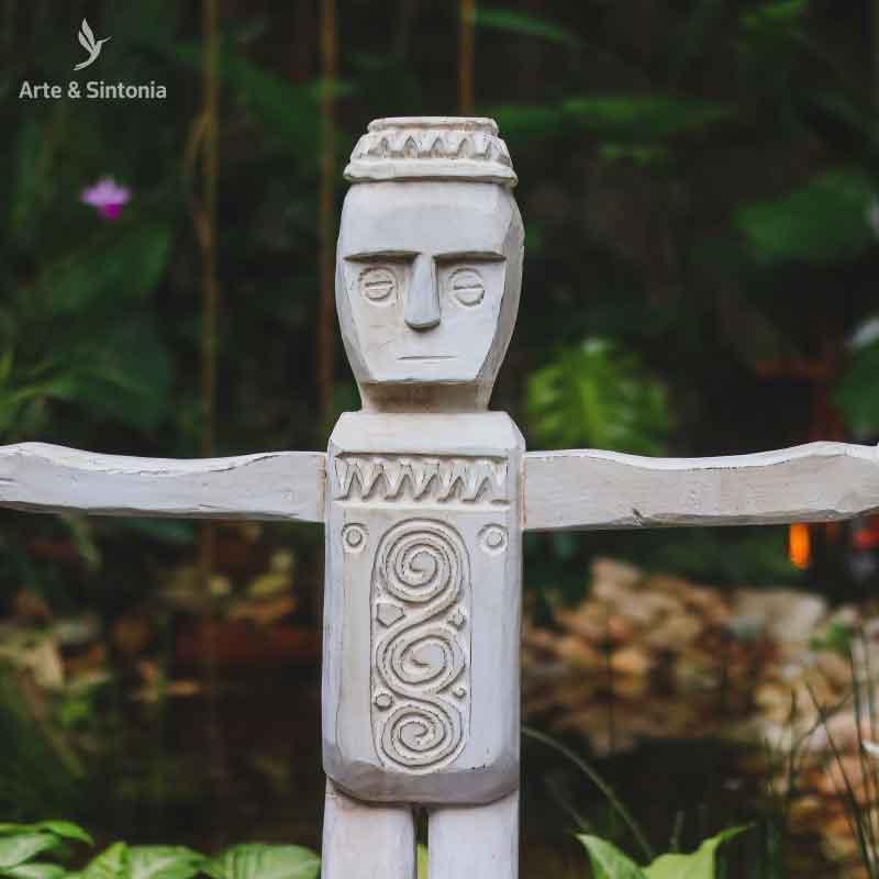 Porta colar cultural entalhado à mão em madeira rústica de Timor.