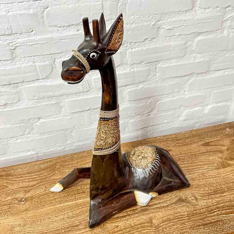 Arte decorativa de Bali com forma de girafa deitada entalhada à mão