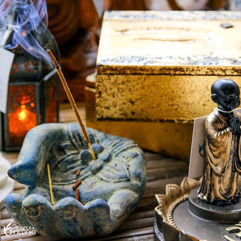 Arte balinesa Mão de Buda artesanal feita à mão com detalhes em pátina.