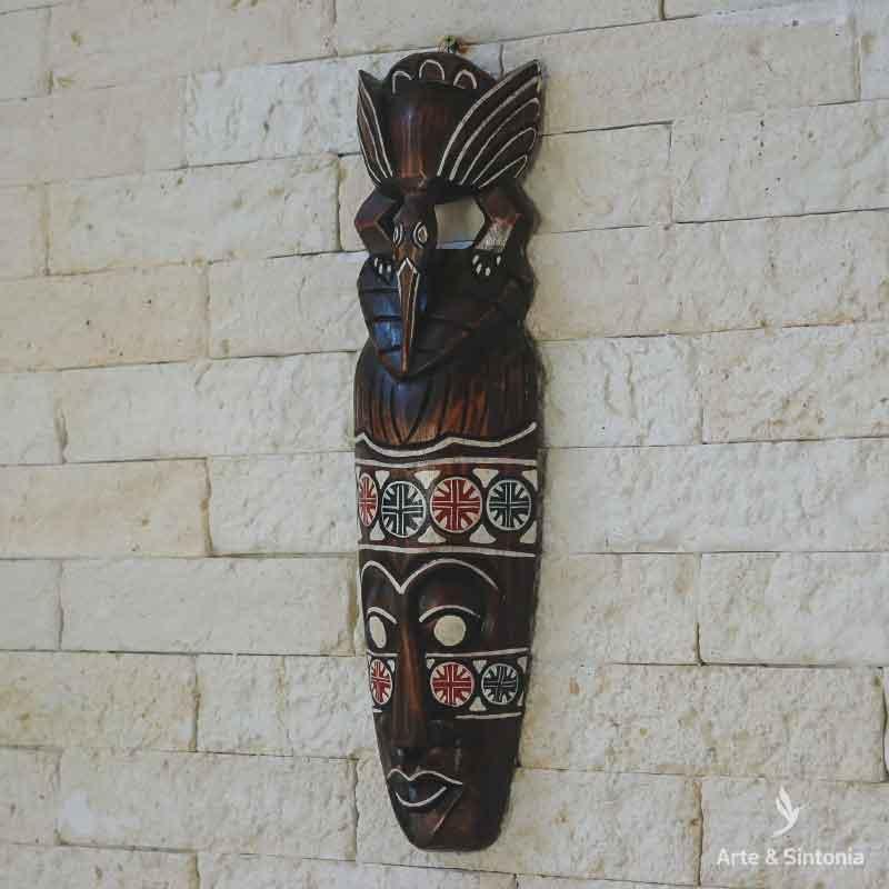 Máscara tribal Burung com face humana e pássaro estilizado entalhados.