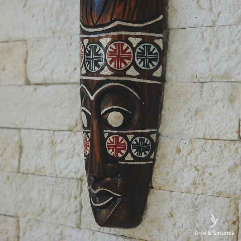 Máscara decorativa Burung em madeira artesanal de Bali para parede.